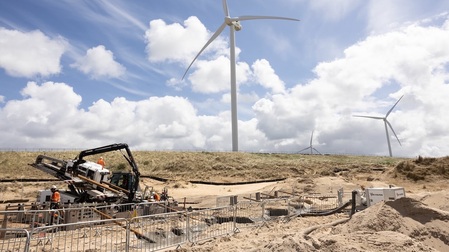 Aanleg van kabels nabij windmolens op de Maasvlakte