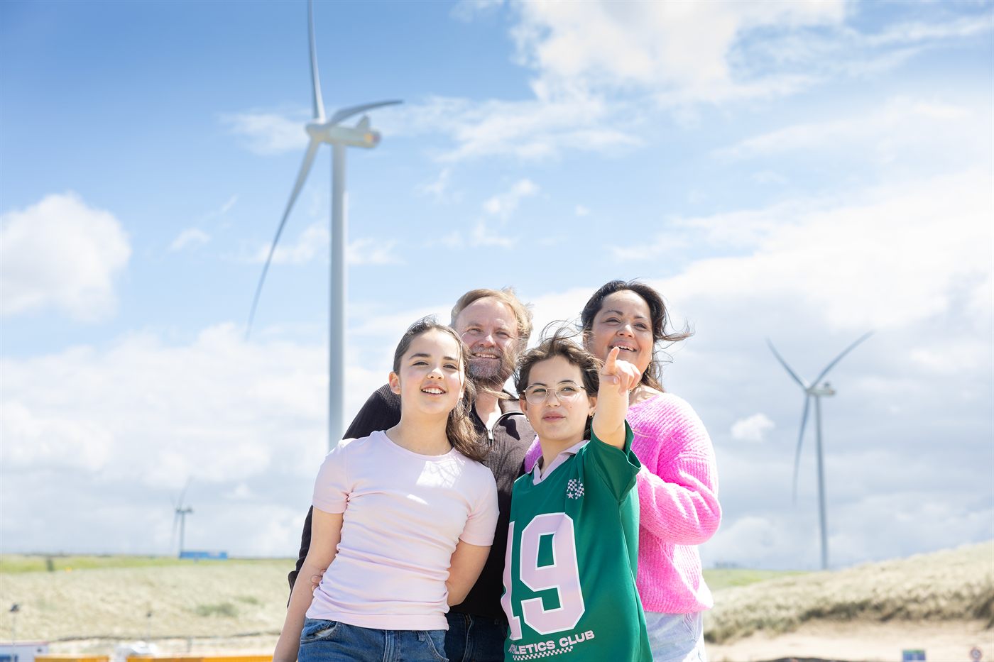 Gezin kijkt naar windmolens op de Maasvlakte